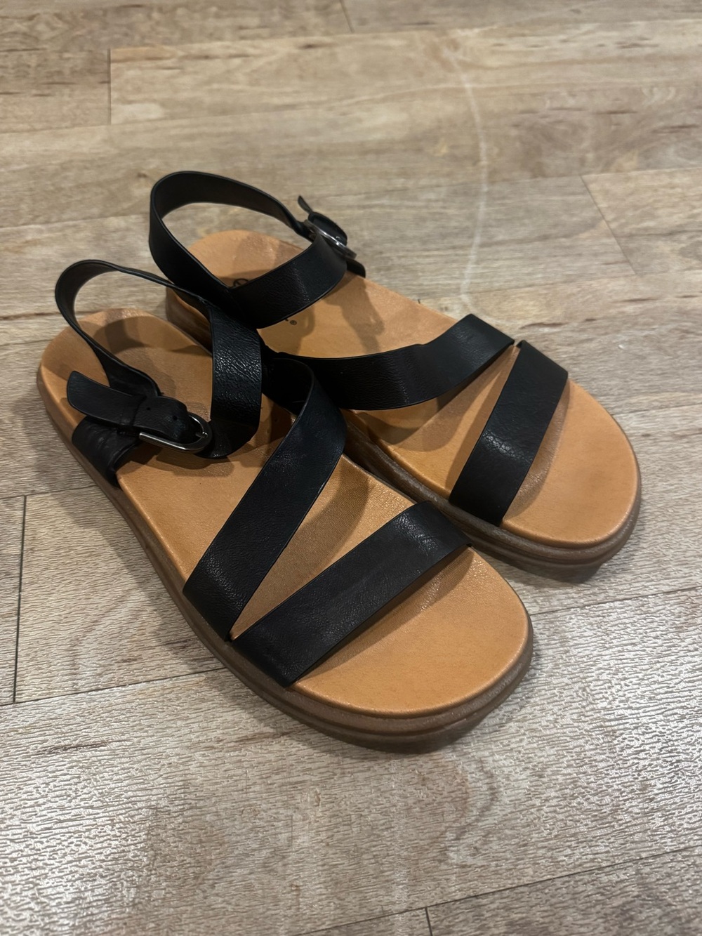 Earth Lainey Strappy Round Toe Casual Sandals Black Size 10